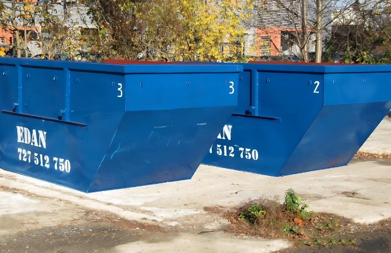 Niebieski kontener wypełniony odpadami